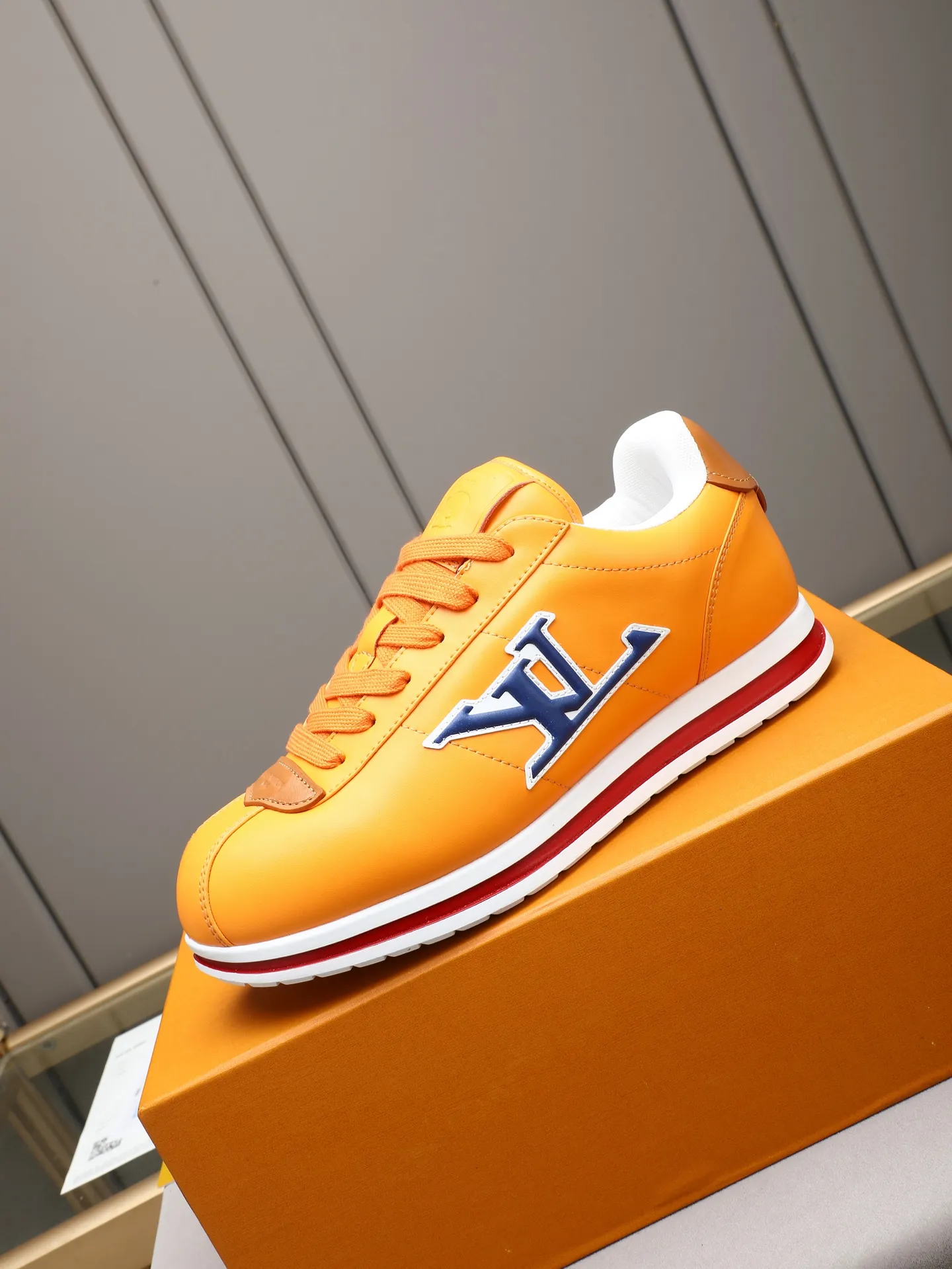 PP560 LV Louis Vuitton L Jialu Brand Runner Tatic Series Thick-soled Casual Sports Shoes Running Shoes Original purchase, development and production This LV Runner Tatic sports shoe combines technical materials such as mesh fabric and ribbons to interpret the inspiration of traditional mountaineering shoes. LV letters are written on one side, the lariat buckle of the quick lacing system is embellished with Monogram flowers and Louis Vuitton logos, and the light and wear-resistant rubber outsole completes the whole. ▪️Fabric: Original imported cowhide + mesh ▪️Inner lining: Original customized breathable mesh ▪️Sole: Original open-molded anti-slip rubber combination material ▪️Size: Men's 38-44 (customized for 45 and 46)